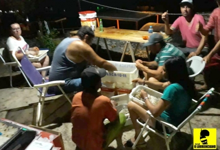 Pescadores comercializam camarão na beira do arroio São Lourenço