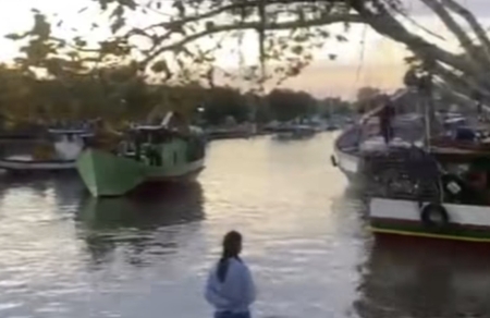 Barco de pescadores desaparecidos foi localizado e rebocado na Lagoa dos Patos até São Lourenço do Sul