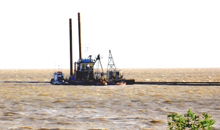 Prefeito assinou nesta quarta-feira o contrato para a retomada da dragagem do arroio São Lourenço