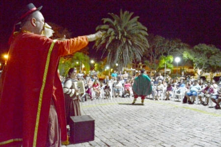 Teatro diverte o público na praça central