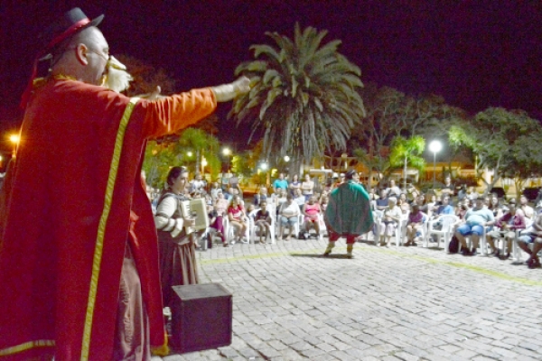 Teatro diverte o público na praça central