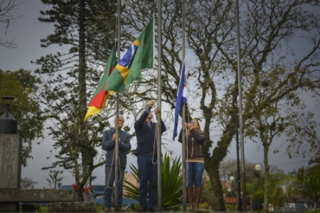 Extinção do Fogo Simbólico e Arriamento de Bandeiras marcaram o final da Semana da Pátria