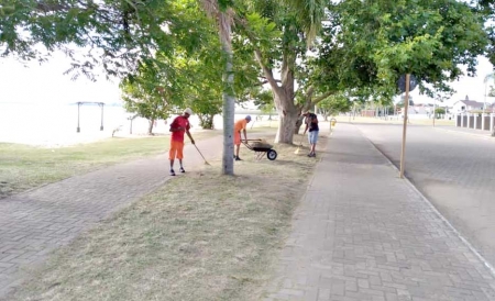 Secretaria de Obras realiza limpeza das praia e ruas da cidade para o final de ano