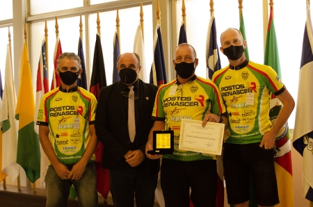 ZÉ NUNES ENTREGA MEDALHA À UNIÃO LOURENCIANA DE CICLISTAS (ULC)