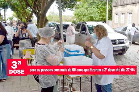Nesta sexta-feira (05) a vacinação com a 3ª dose da vacina é para as pessoas que receberam a 2º dose até o dia 27 de abril - Idosos 