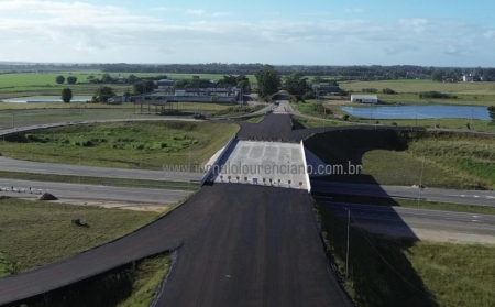 BR-116: Viaduto de acesso ao trevo de são Lourenço começa a receber camada de piche para colocação do asfalto