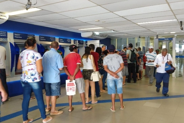 Agências bancárias reabrem ao meio dia nesta quarta-feira (17)