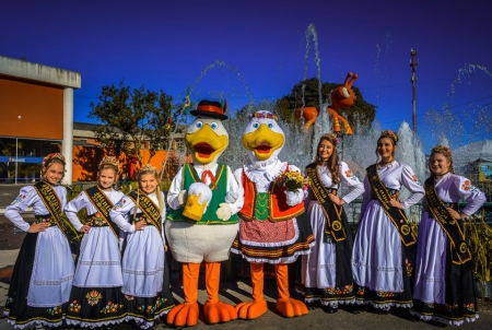 Corte da 32ª Südoktoberfest visitou a Fenadoce em Pelotas