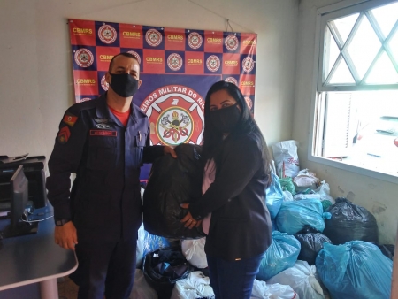 Corpo de Bombeiros entregou doações da campanha do agasalho