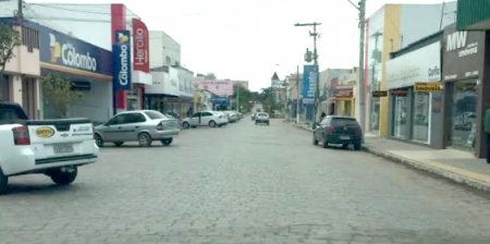 Comércio abre em horário reduzido nesta quarta-feira