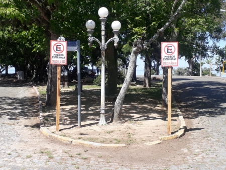 Placas de proibido estacionar foram instaladas na Praça Otto Knoppel "Curva do Arroio"