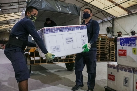 210 mil doses da Pfizer e da Coronavac devem chegar no final da tarde desta quinta-feira