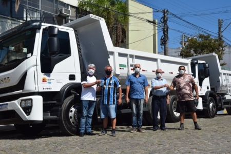 Prefeitura adquire dois novos caminhões para a Secretaria de Obras e Urbanismo