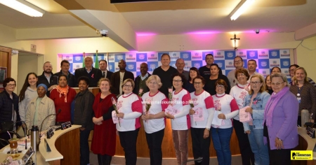 Outubro Rosa Câmara Municipal recebe o Grupo Rosas Guerreiras e a médica do município Cátia Beskow, destacando a importância da prevenção e o diagnóstico do Câncer de Mama