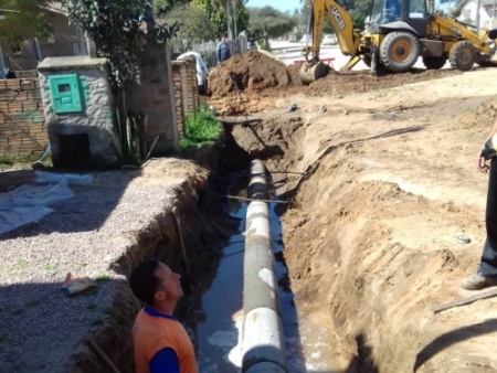 Equipe trabalha na melhoria de rede de esgoto