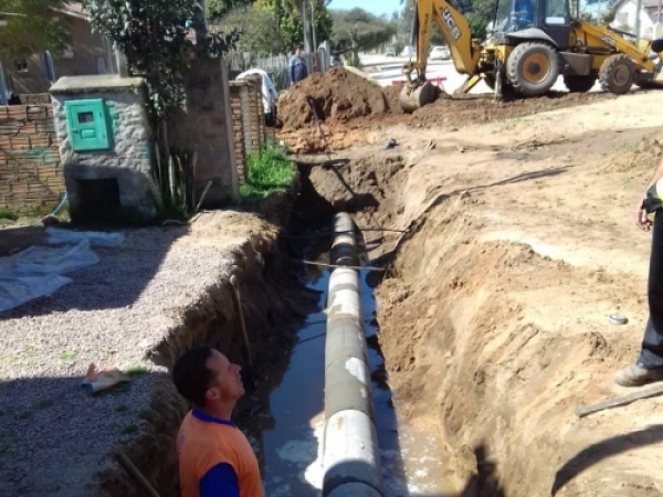 Equipe trabalha na melhoria de rede de esgoto