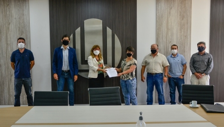 Reitora da Furg assina contrato para obras de novo prédio em São Lourenço do Sul