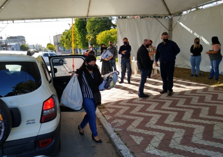Drive Thru solidário iniciou nesta segunda-feira
