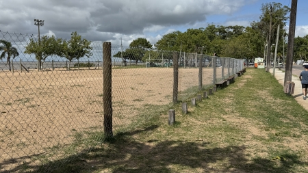 Prefeitura Municipal realizou o conserto da tela na cancha de futebol do Praiano
