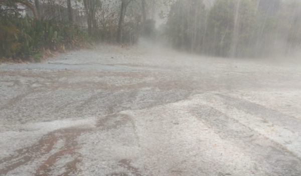 Temporal com chuva de granizo provocou prejuízos no interior - Ainda há locais sem energia elétrica