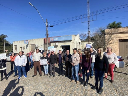 Moradores sem luz há 8 dias protestam em frente à CEEE Equatorial de São Lourenço do Sul