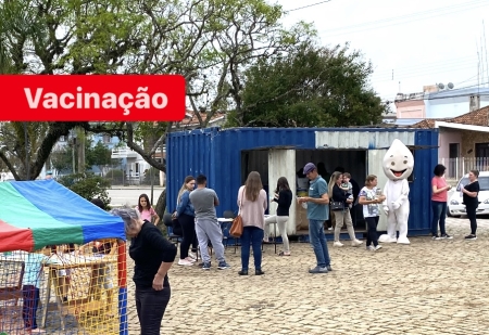 Vacinação na praça central na tarde deste sábado