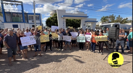 População e vereadores se reunem em frente a Corsan para protestar contra a falta de água na cidade