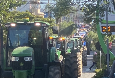 S.O.S. AGRO: Produtores rurais realizaram “Tratoraço” em São Lourenço nesta quinta-feira (8)