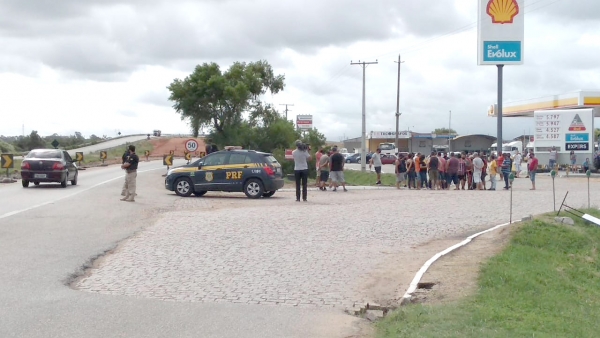 Caminhoneiros fazem manifestação contra aumento nos combustíveis na BR-392 em Pelotas