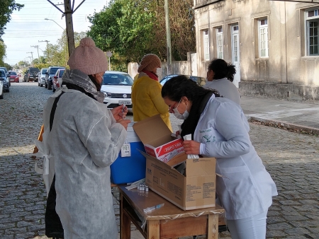 629 pessoas com 46 e 47 anos e profissionais da Indústria foram vacinados nesta terça-feira (29)