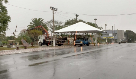 Estrutura para a campanha "Drive Thru Solidário" já está sendo montada na Praça Central