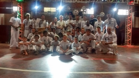 Conheça o Projeto "Dê uma rasteira nas drogas, Pratique Capoeira"  - Grupo Filhos da Roda