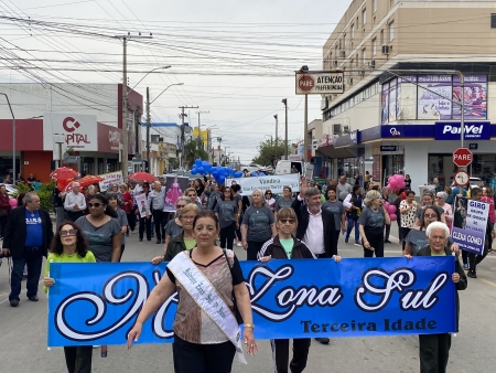 Desfile de rua das candidatas do Miss Zona Sul Terceira idade aconteceu neste sábado