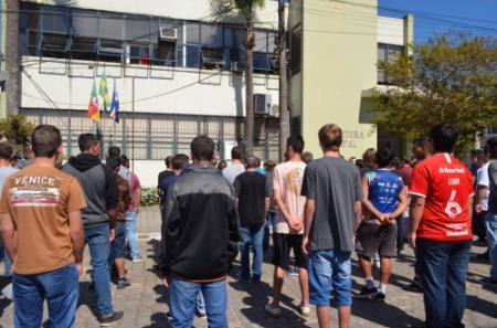 Jovens participam da Cerimônia de Juramento à Bandeira 