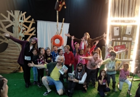 Mais de 300 crianças prestigiaram apresentação de teatro gratuíta