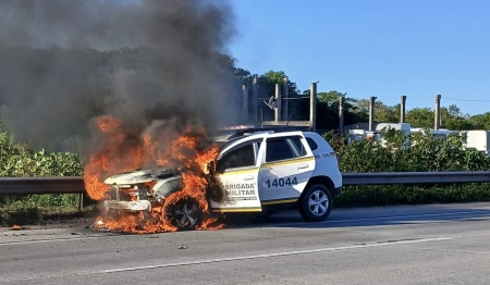 Viatura da Brigada Militar pegou fogo no Km 21 da BR-392, em Rio Grande
