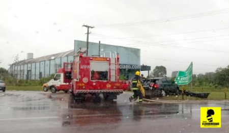 Acidente de trânsito com dois veículos no trevo de São Lourenço