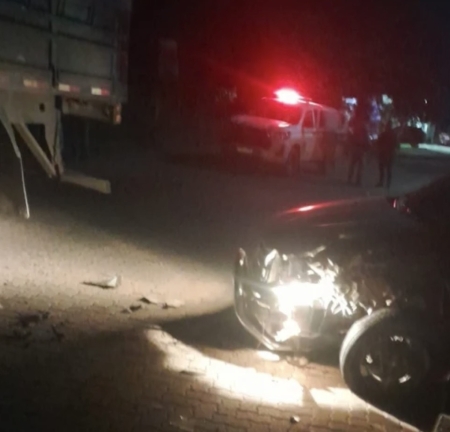 Colisão entre camionete e carreta na ERS-265 em São Lourenço do Sul na noite deste domingo