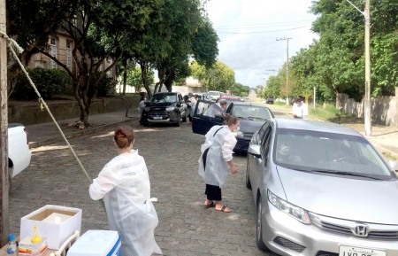 Idosos com 80, 81 e 82 anos estão sendo vacinados nesta quarta-feira (3)