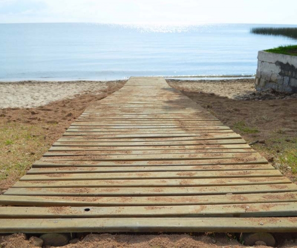 Passarelas de acessibilidade são recolocadas nas praias