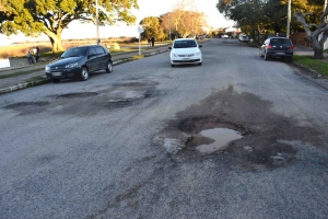 Buracos na Av. Getúlio Vargas prejudicam o trânsito