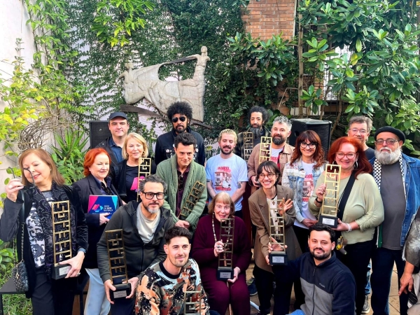 Coletivo Alumiar recebe prêmio AEERGS por contribuição às artes visuais no estado