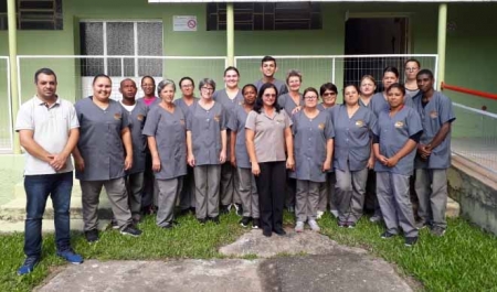 Funcionários da Santa Casa recebem novos uniformes