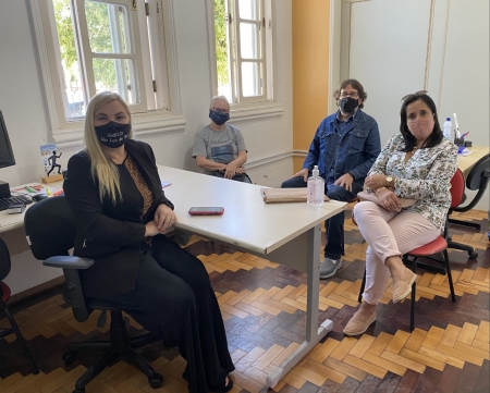 Secretária de Educação recebe escritores lourencianos