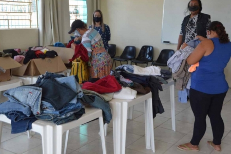 Começam as entregas de roupas arrecadadas no Drive Thru Solidário