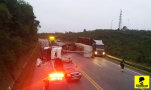 Caminhão tombou próximo à Canguçu deixando pista bloqueada