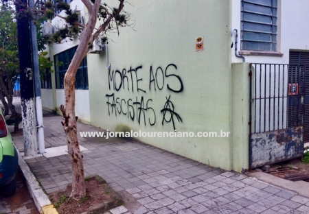 Prédio da Prefeitura Municipal amanheceu pichado nesta quarta-feira