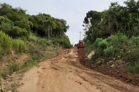 SMDR realizou encascalhamento e patrolamento no interior do Município