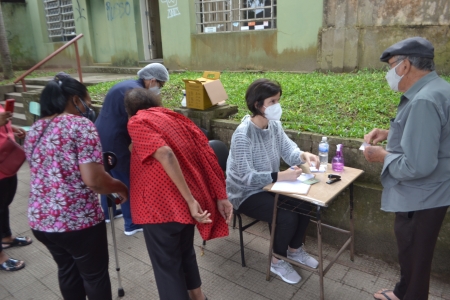 Vacinação contra a Covid-19 continua nesta segunda-feira (12) para as pessoas com 63 anos
