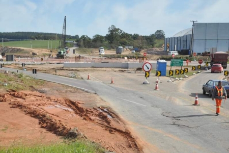 DNIT alerta para limite de velocidade reduzido no acesso a São Lourenço devido às obras de duplicação da BR-116